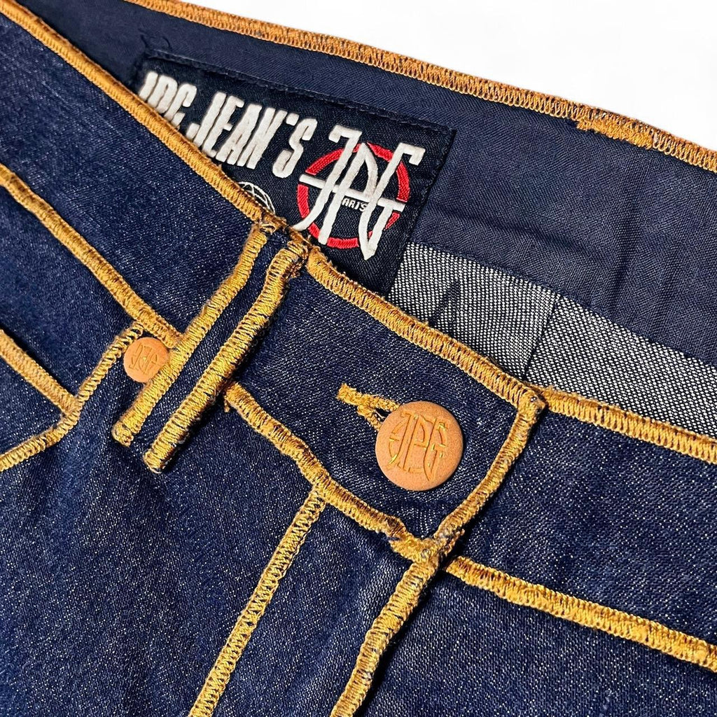 Indigo jeans with accent seams