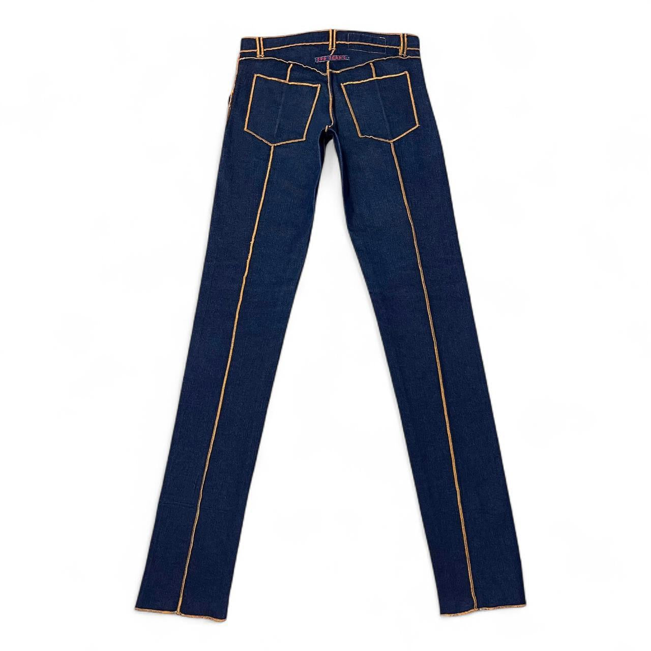 Indigo jeans with accent seams